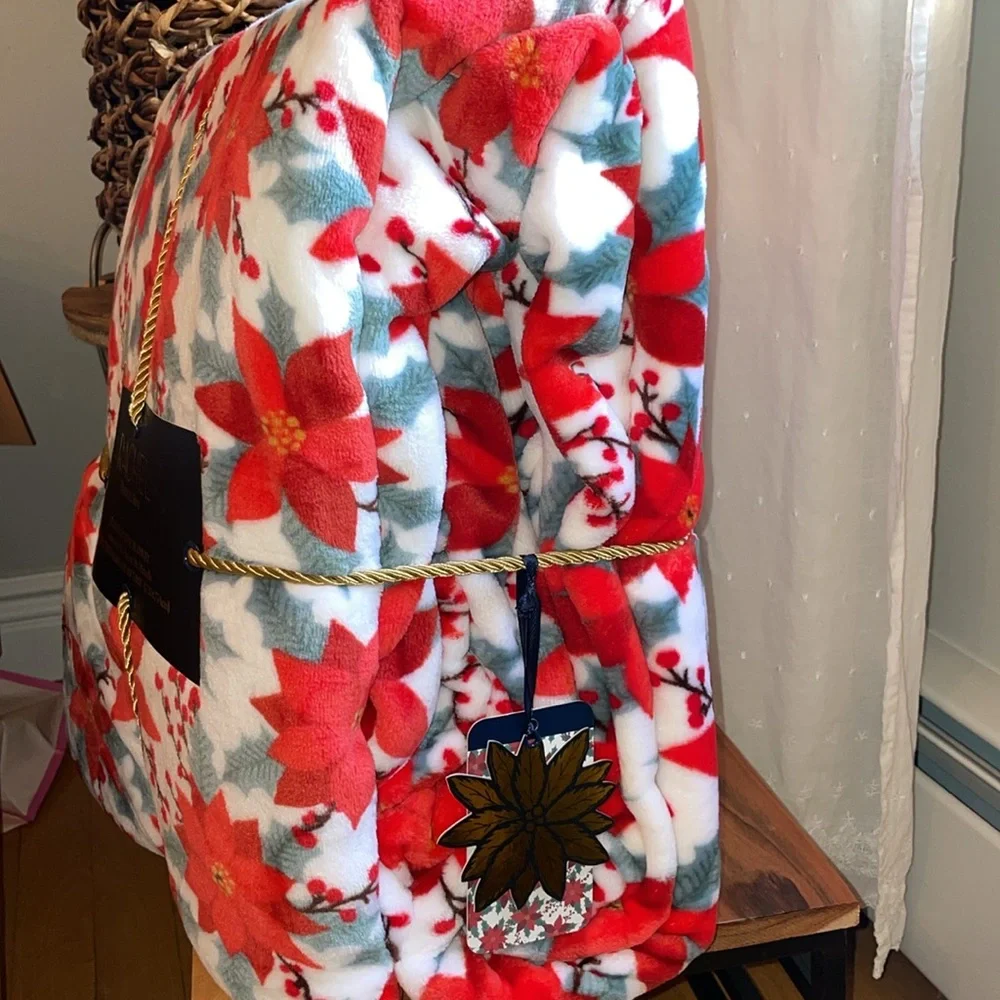 🎄Gorgeous King Sized Poinsettia Plush Blanket 🎄Rich vibrant colors! NWT - Picture 7 of 11